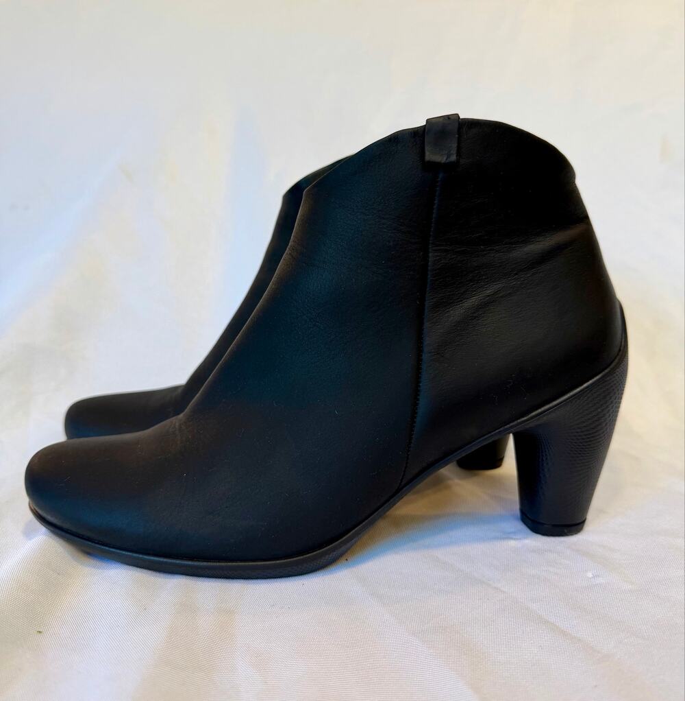 ECCO Black Leather Ankle Boots Sculptured Heeled Booties Side Zip Women's 9-9.5